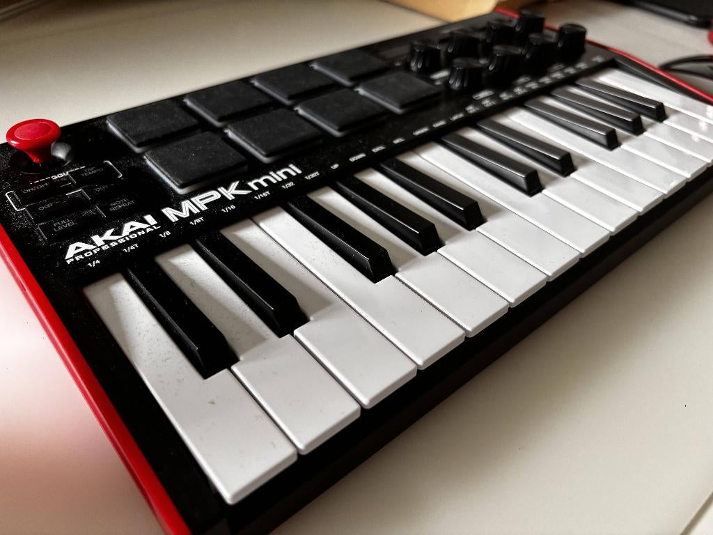 AKAI MPK Mini MK3, Muziek en Instrumenten, Midi-apparatuur, Ophalen of Verzenden, Zo goed als nieuw