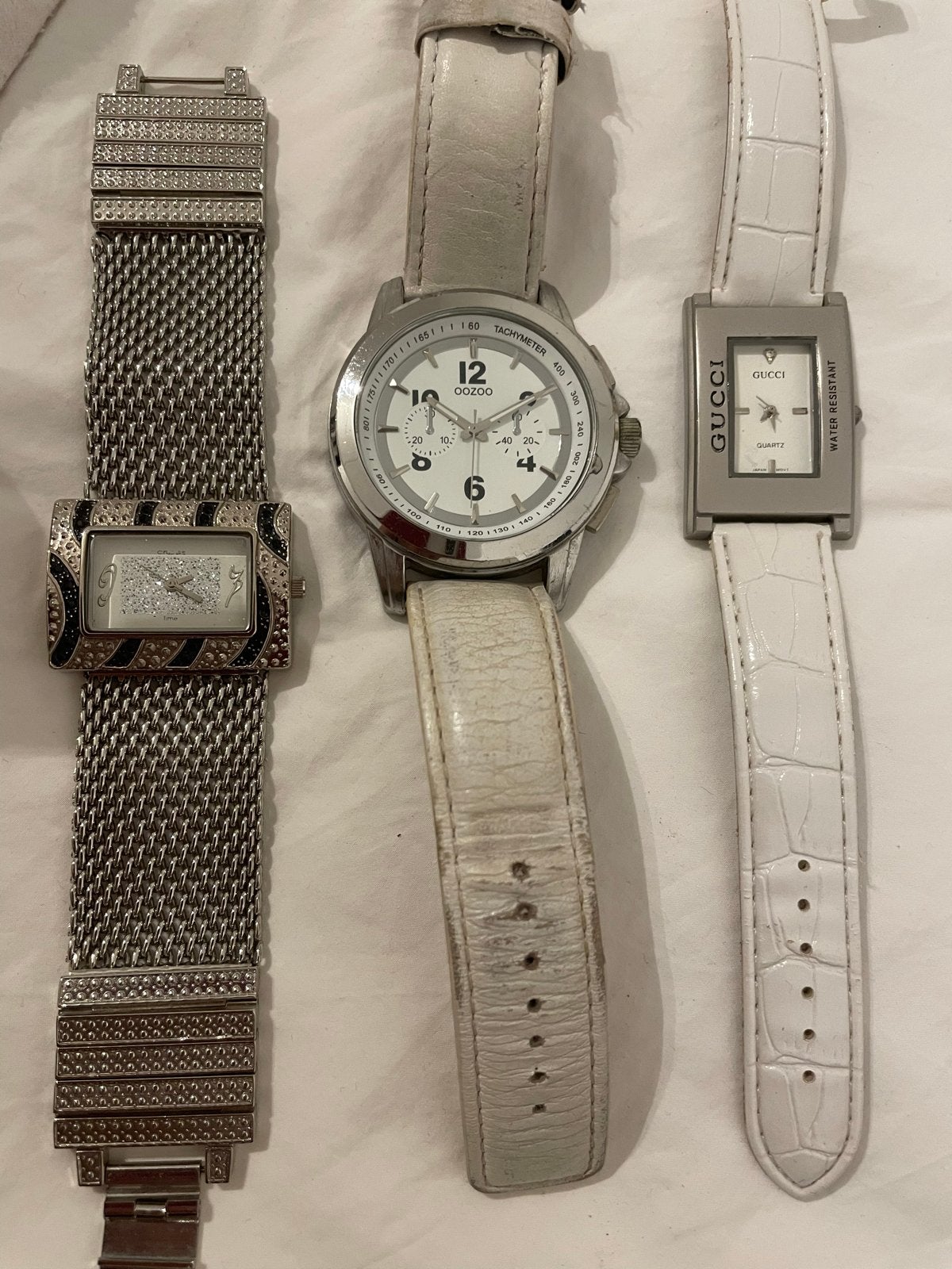 Drie diverse dameshorloges: nep Gucci, Oozo en strass, Staal, Polshorloge, Met strass, Ophalen