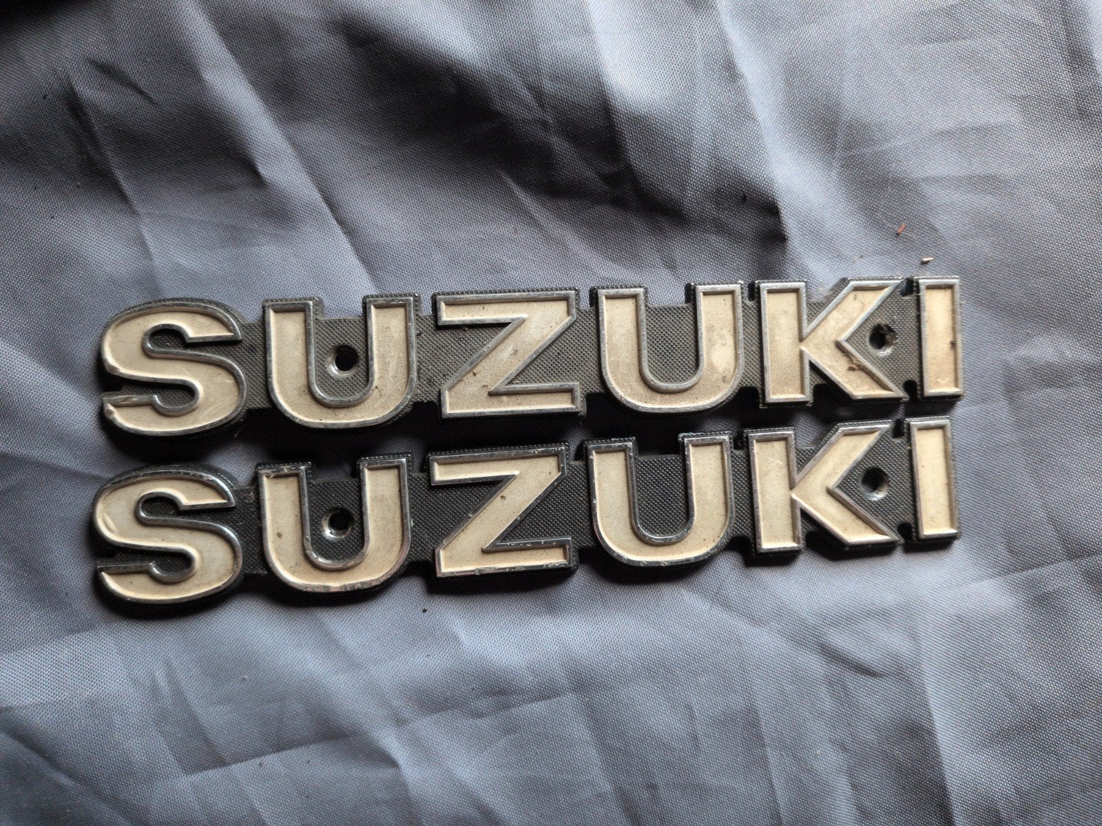 2 Suzuki tank emblemen in goede staat, Motoren, Ophalen of Verzenden, Gebruikt