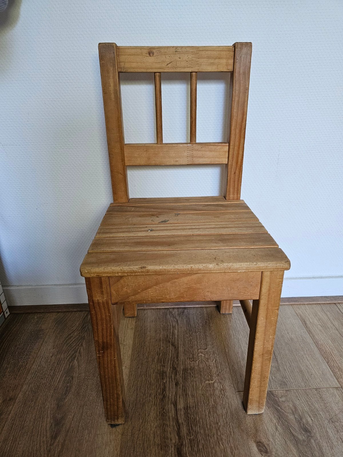Houten peuterstoeltje, Ophalen, Gebruikt, Bruin, Eén