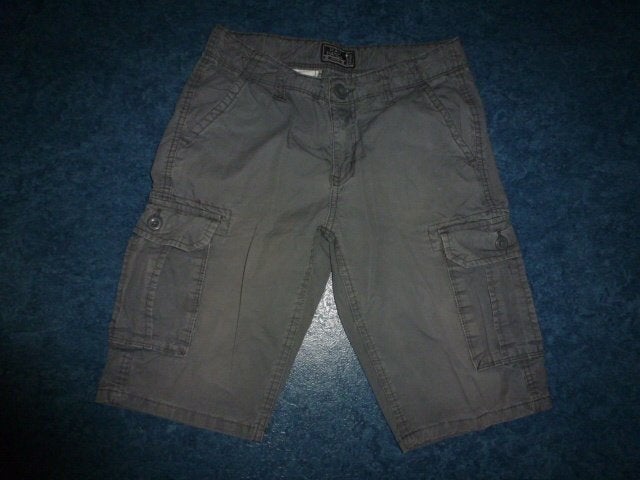 2super mooie effen grijze korte broekjes met zakjes maat 146, Ophalen of Verzenden, Zo goed als nieuw, Jongen, Broek