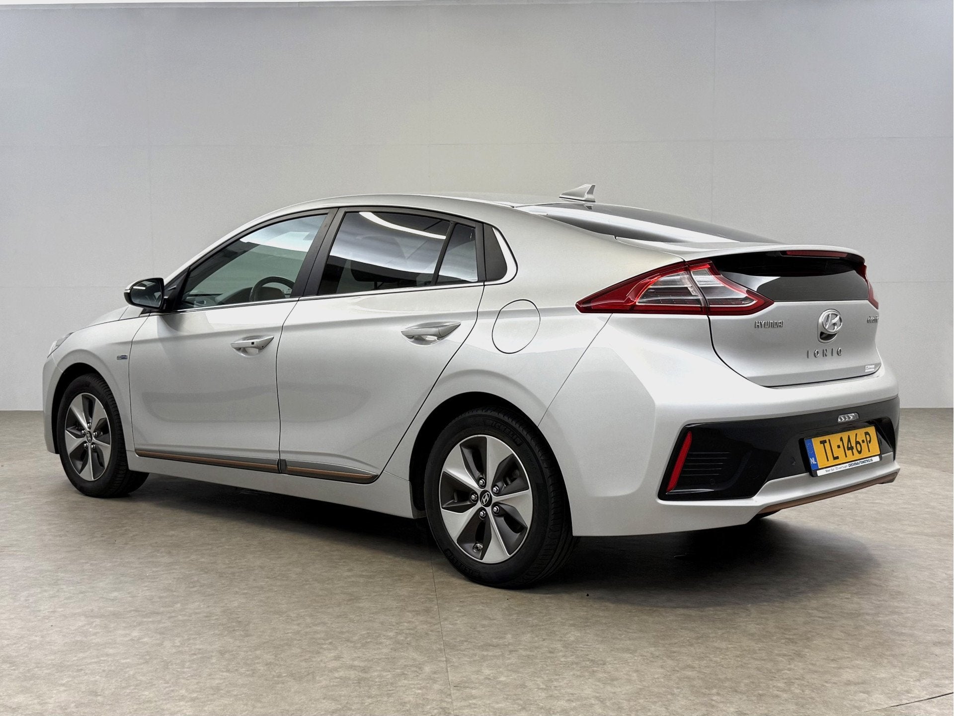 Foto 8 van Hyundai IONIQ Premium EV | Snelladen | SOH 87% | Pano | Stoe