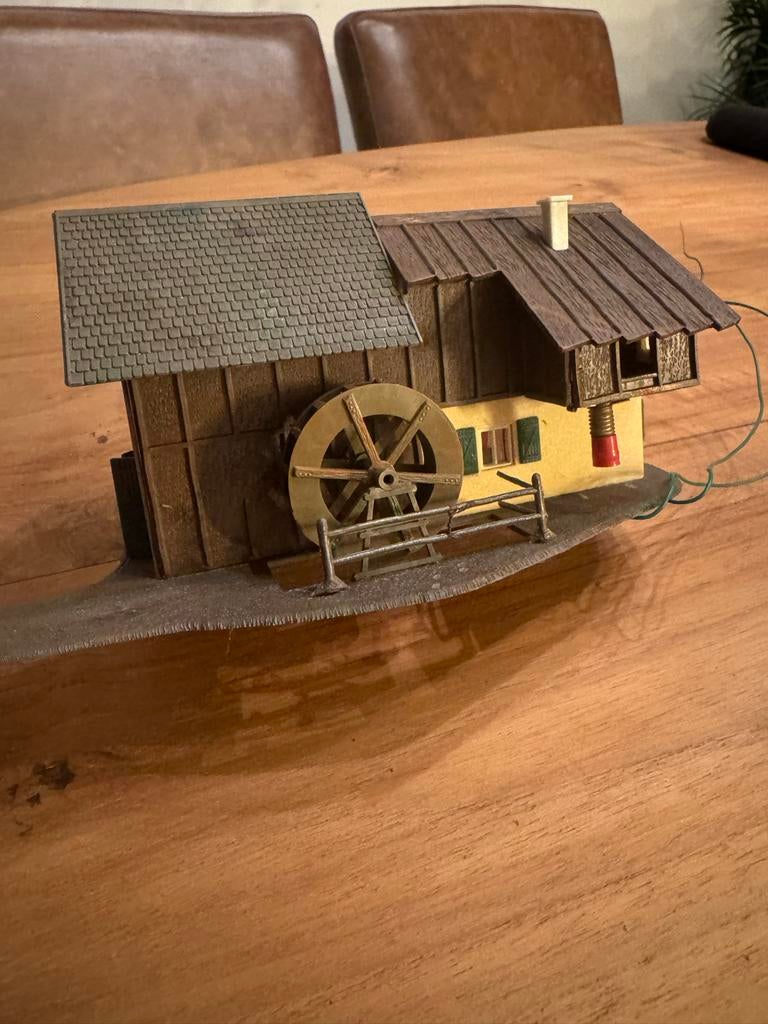 Landelijk boshuis/boerderij draaiend rad en verlichting 1:87, Hobby en Vrije tijd, Modeltreinen | H0, Overige merken, Gebruikt