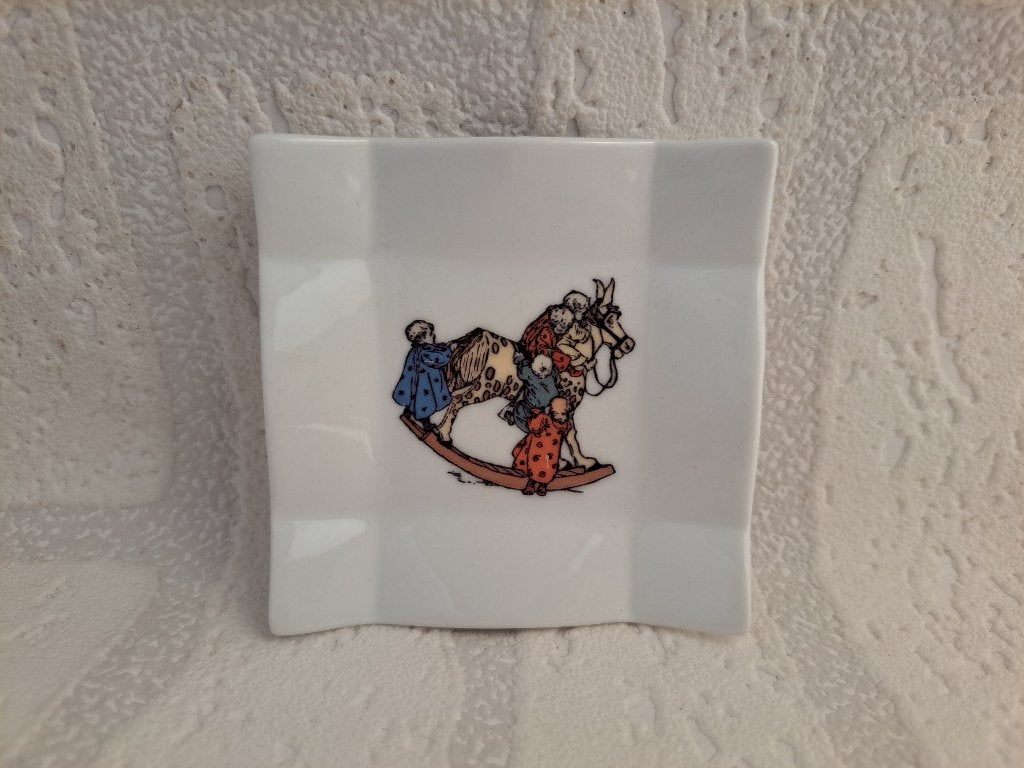 Porselein amuse schaaltje met schommelpaard 8x8x1.5cm, Nieuw, Ophalen of Verzenden, Schaal of Schalen, Overige stijlen