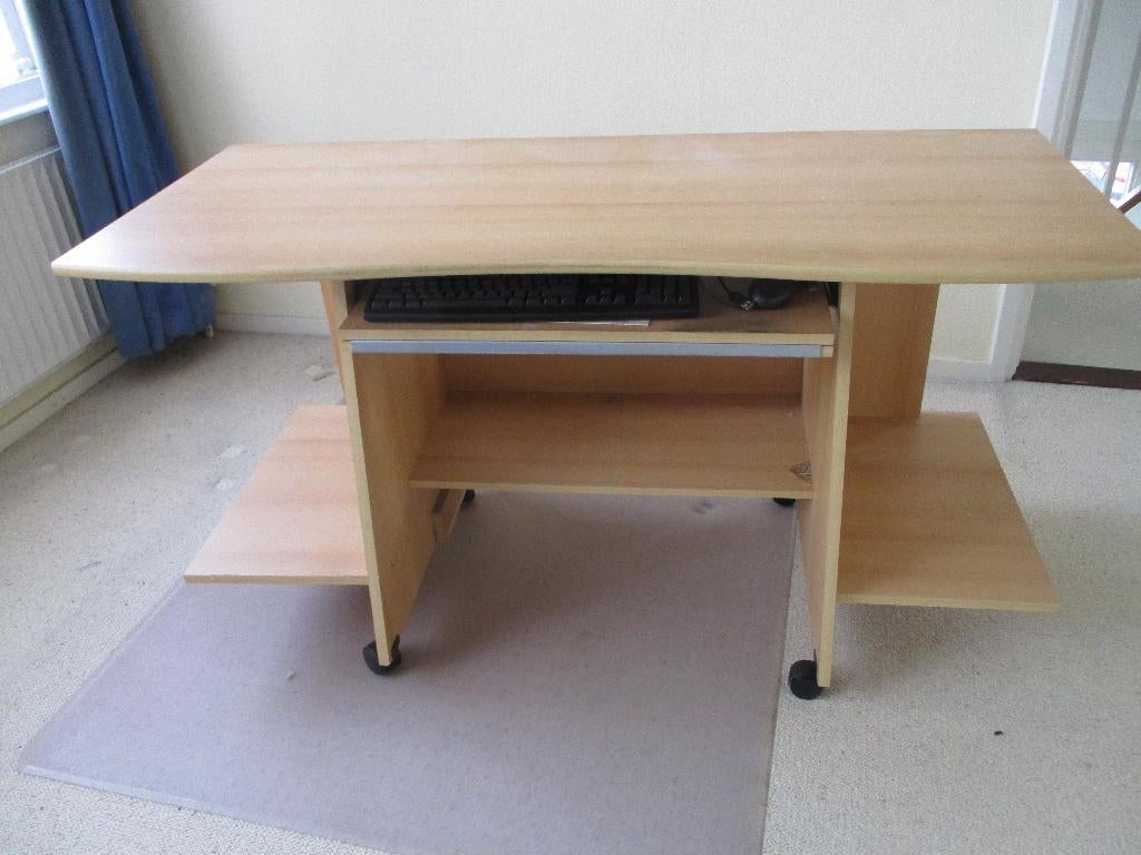 Computertafel met bijbehorende stoel;, Gebruikt, Hout, Overige merken, Computerbureau