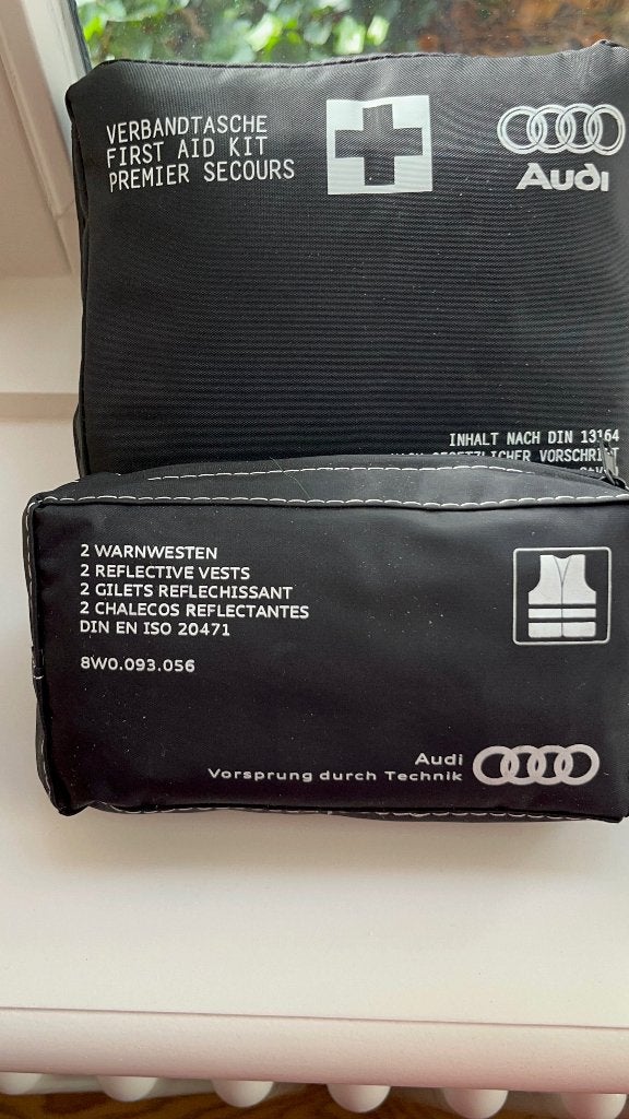 De originele Audi EHBO-kit (onderdeelnummer 8W0860282F), Ophalen of Verzenden, Zo goed als nieuw