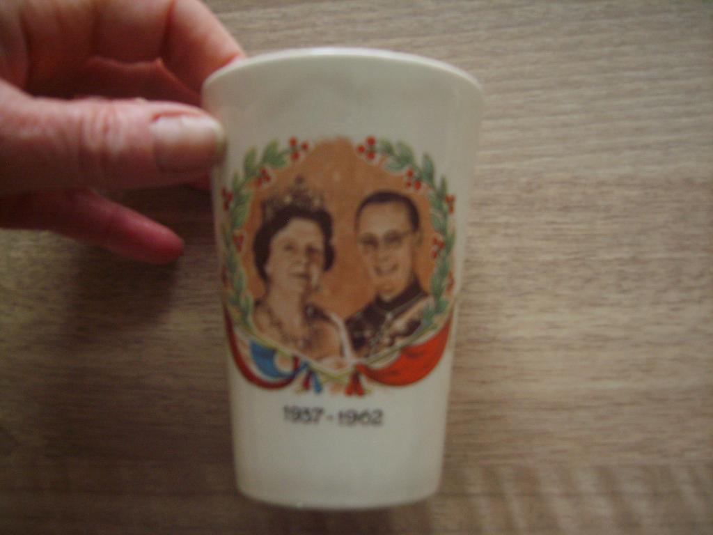 Beker Juliana & Bernard, Ophalen of Verzenden, Zo goed als nieuw, Servies