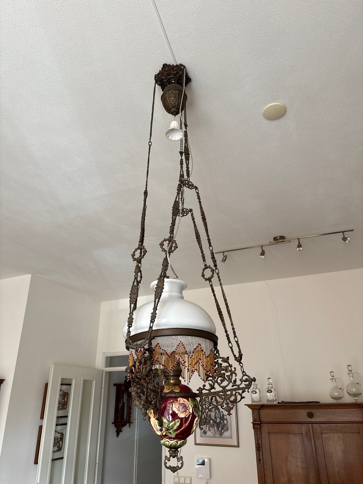 Antieke Hanglamp met Porseleinen Reservoir en Kralenrand, Ophalen