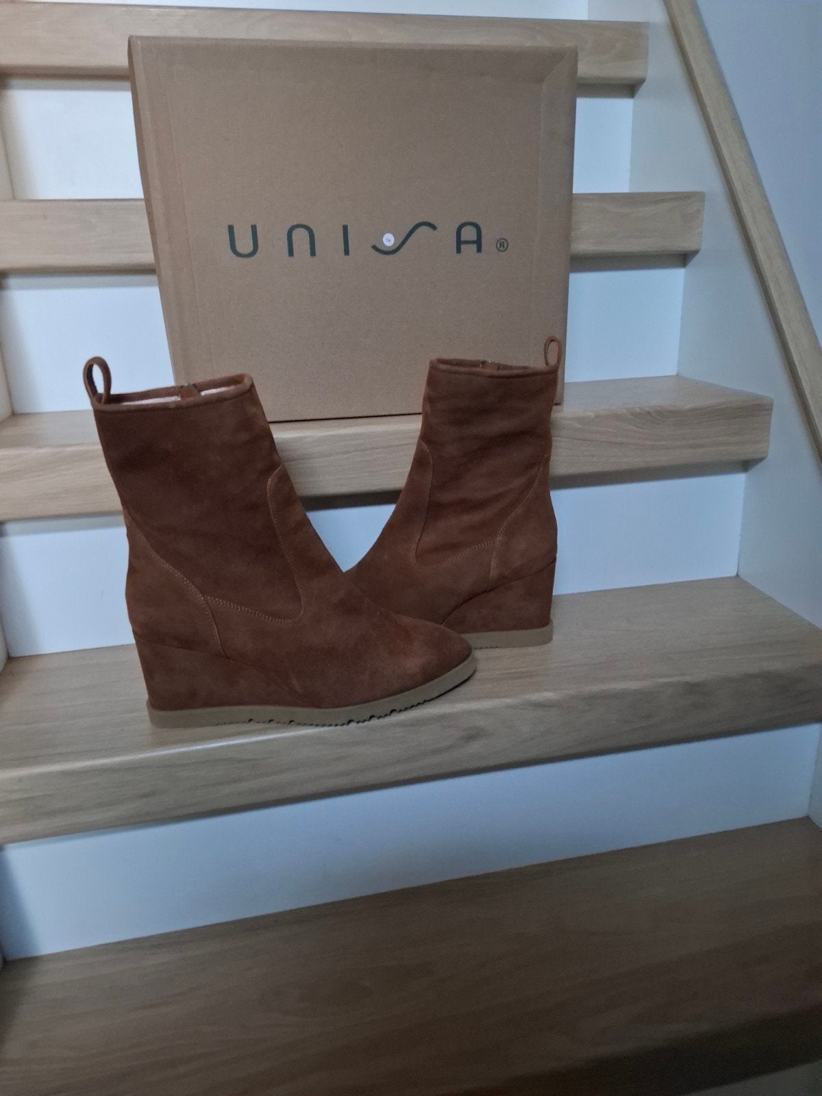 Nieuwe enkellaarsjes maat 41 Unisa bruin sleehak laars, Bruin, Lage of Enkellaarzen, Nieuw, Ophalen of Verzenden
