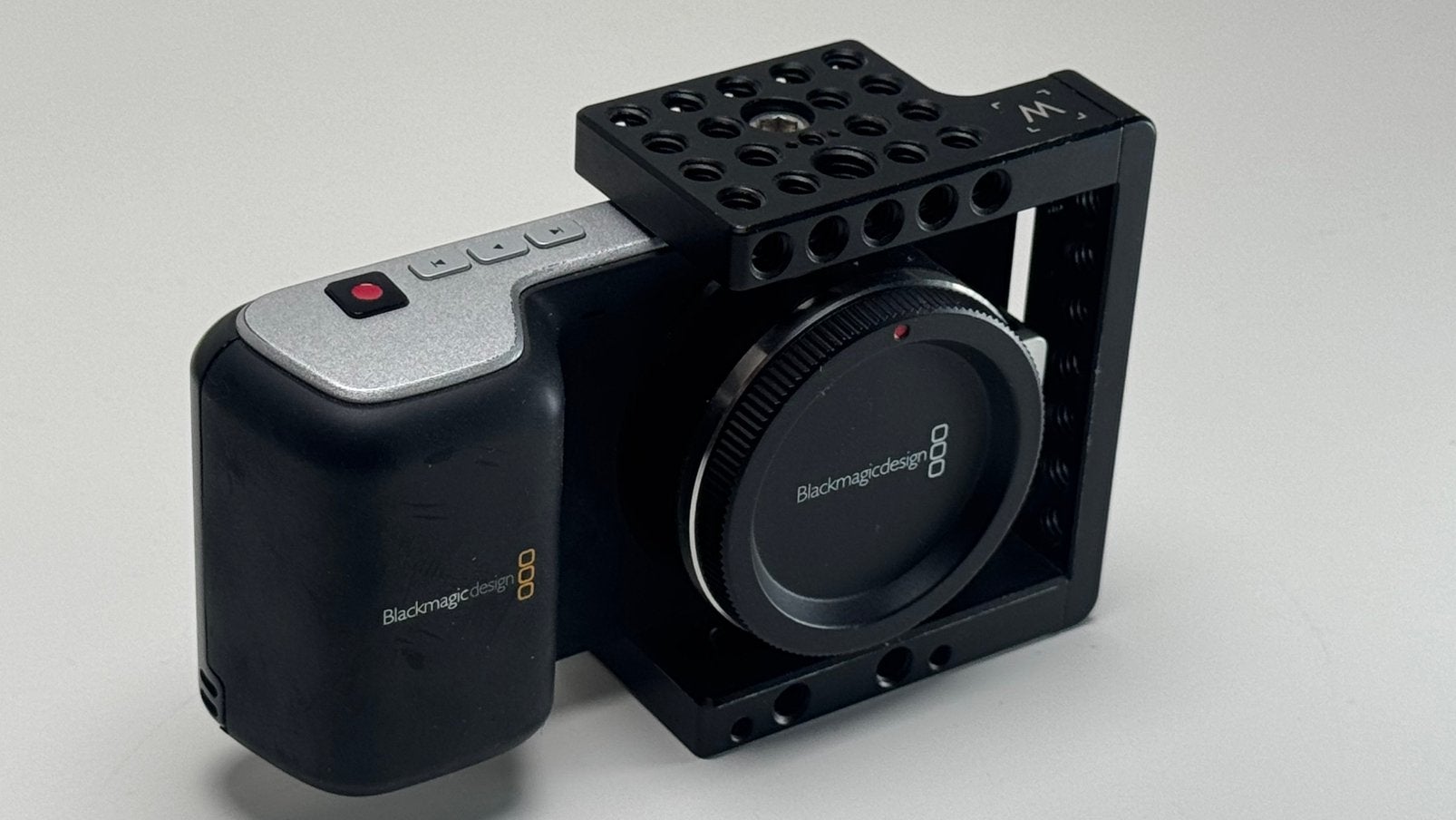 Blackmagic Pocket Cinema Camera OG HD met cage en accus, Ophalen of Verzenden, Gebruikt