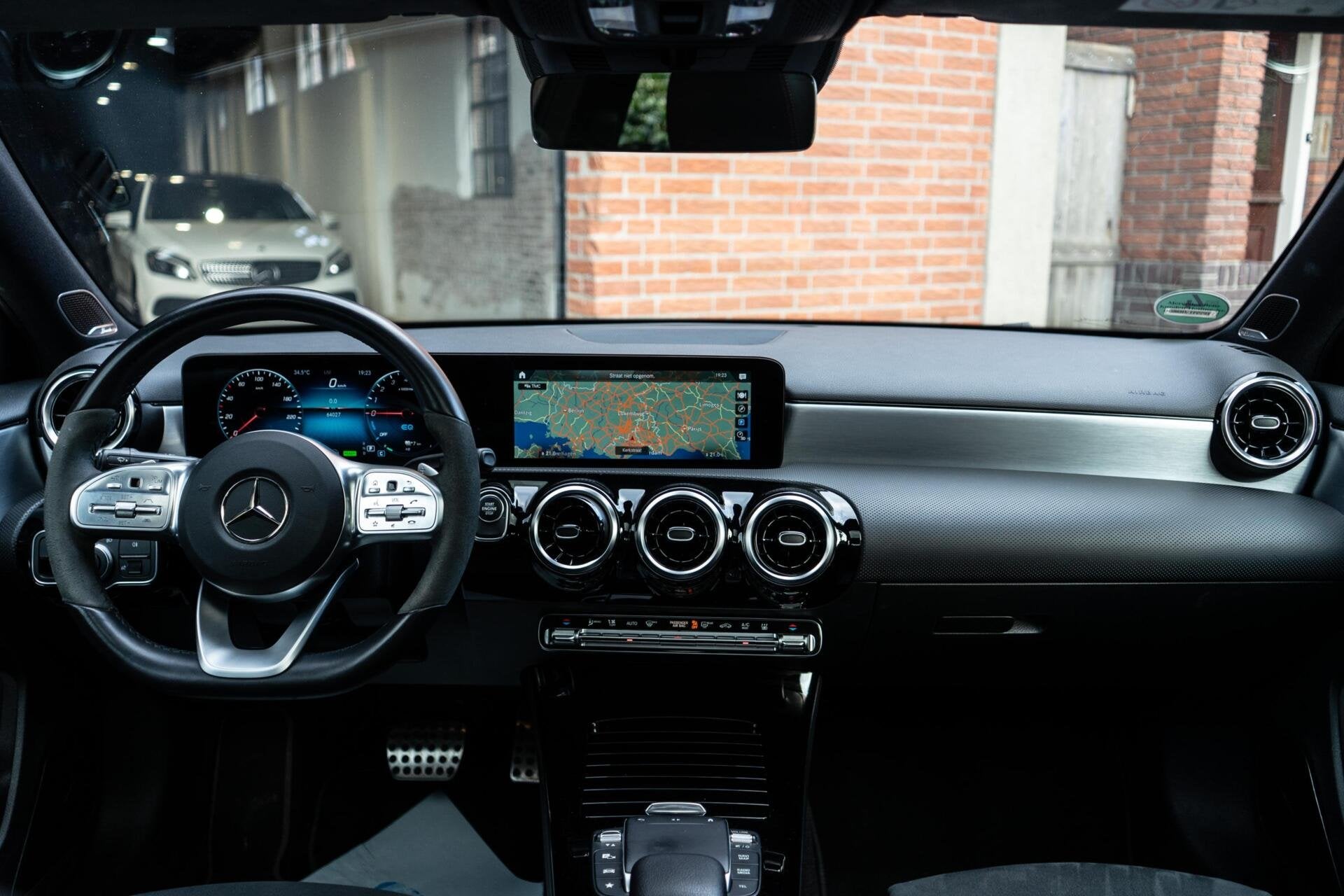 Mercedes A-klasse 250 e AMG Pano / Memory / Burmester, Gebruikt, Zwart, 4 cilinders, Alcantara