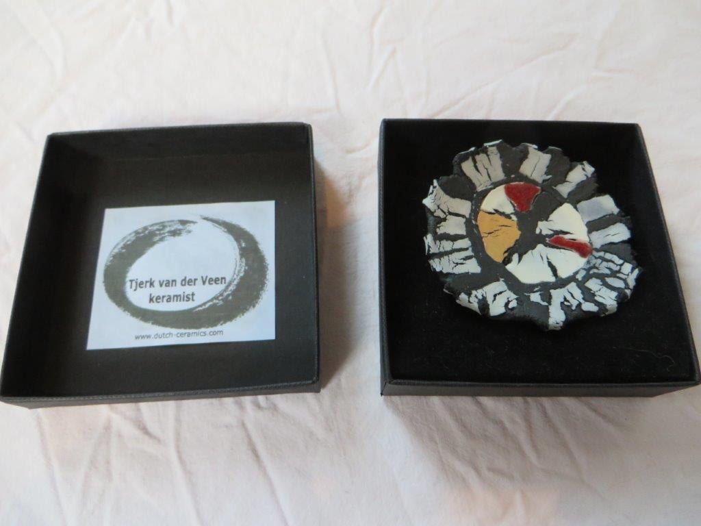 Originele broche van Tjerk van der Veen, porcelein & glazuur, Overige materialen, 4 tot 7 cm, Overige kleuren, Nieuw