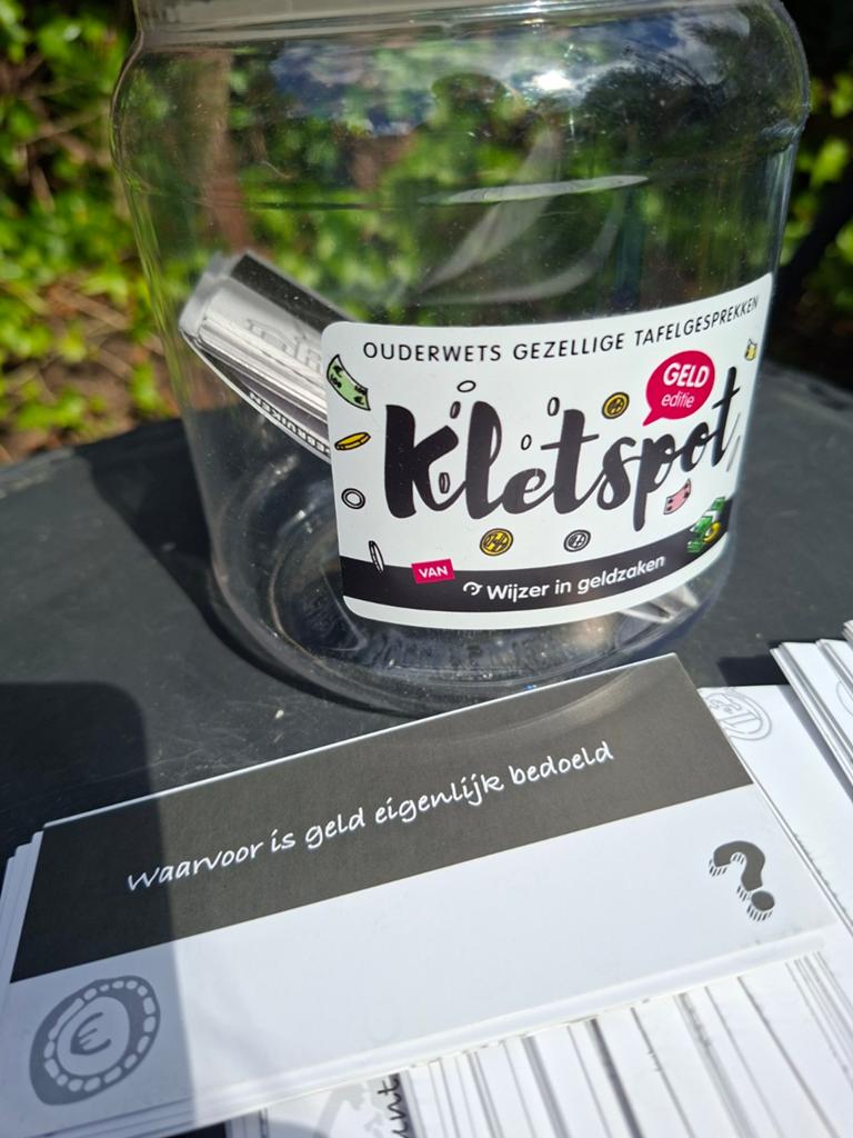 Kletspot over geld, Ophalen