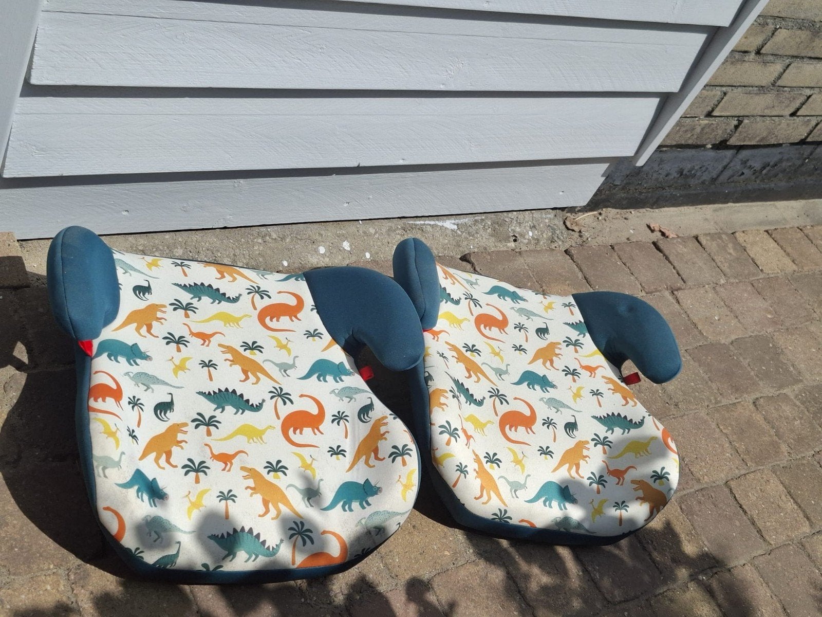 Vrolijke dino zitverhoger 2x, Kinderen en Baby's, 15 t/m 36 kg, Ophalen, Overige merken, Gebruikt