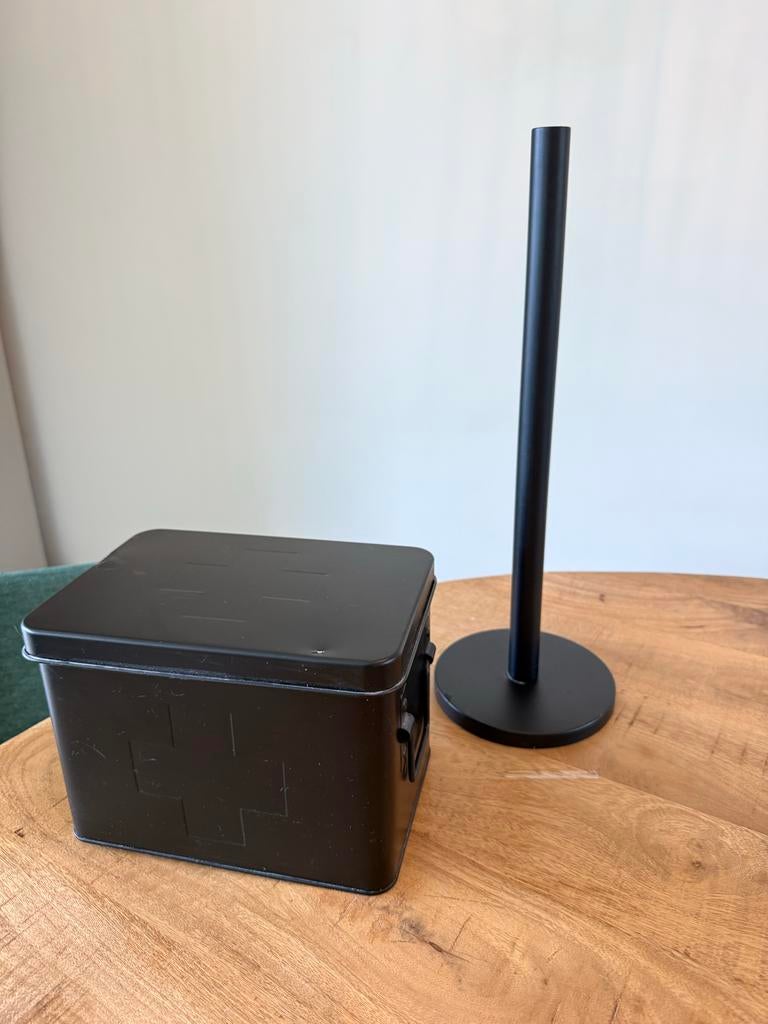 Zwarte toiletrolhouder staand en medicijnbox, Ophalen of Verzenden, Gebruikt, Zwart