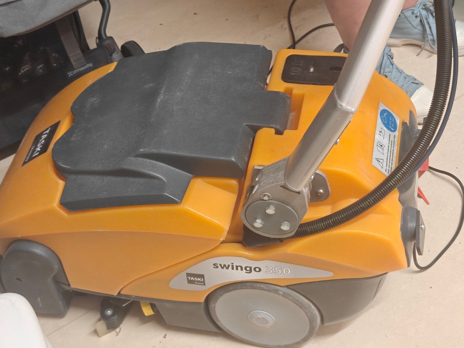 Taski Swingo 350 schrobmachine -  accu slecht, Ophalen, Gebruikt, Schrobmachine