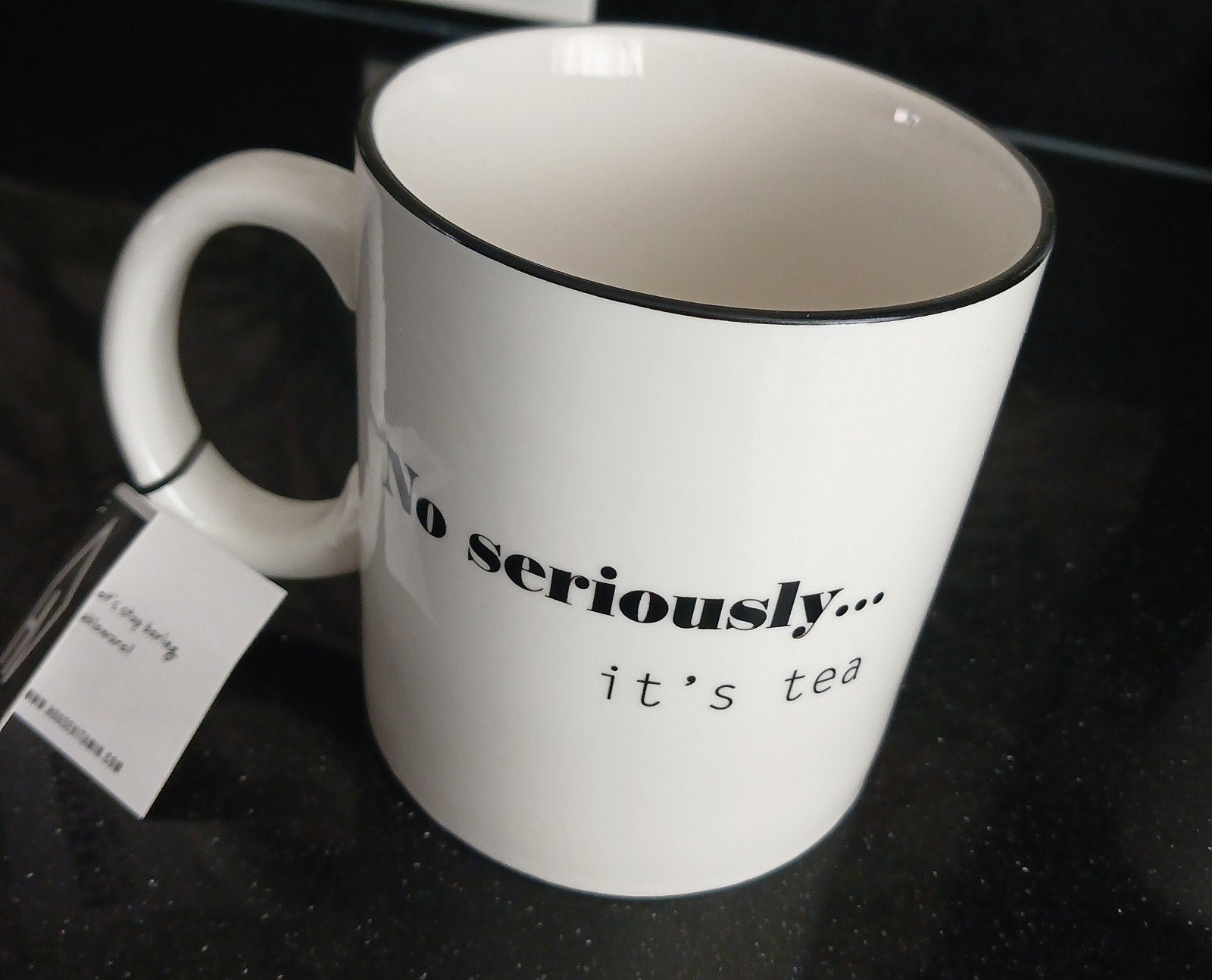 Nieuwe theemok met tekst: "No seriously... it's tea", Nieuw, Ophalen of Verzenden, Overige stijlen, Kop(pen) en/of Schotel(s)