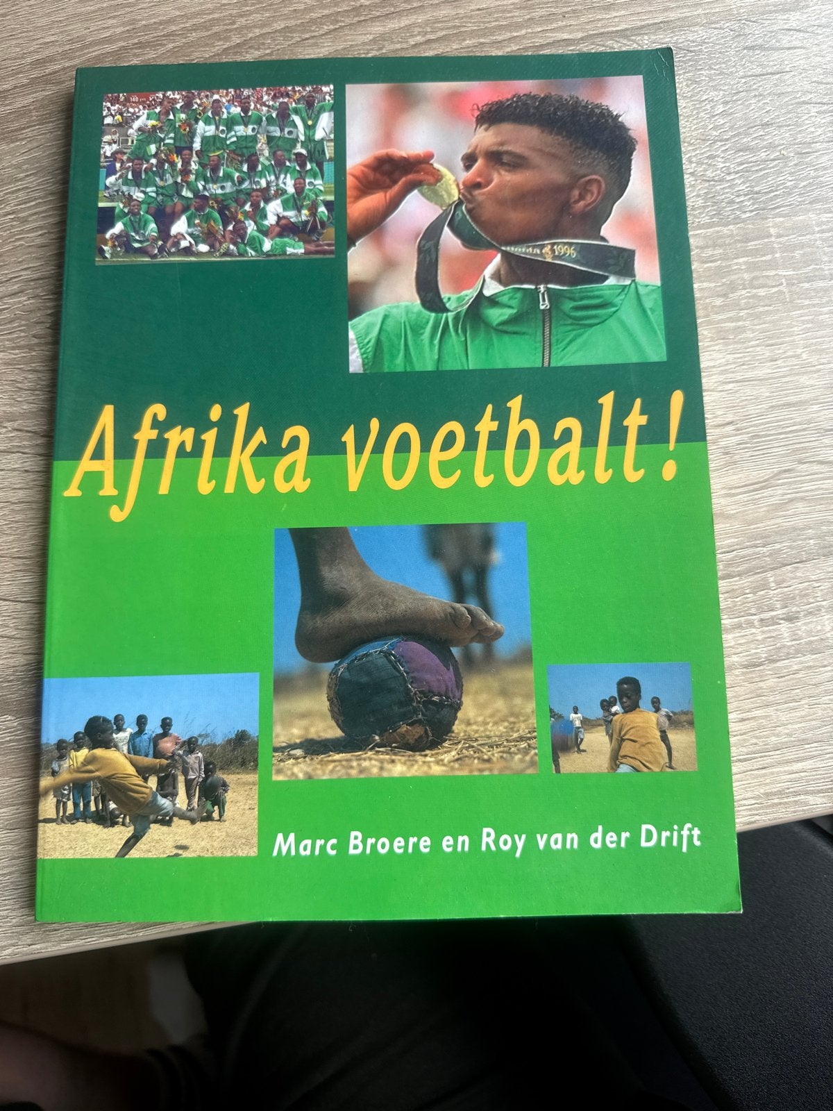 Afrika voetbalt! Boek over Afrikaans voetbal, Ophalen of Verzenden, Gelezen, Balsport