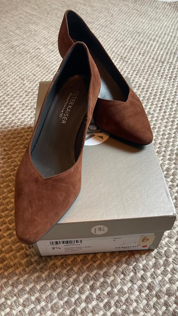 Peter Kaiser Malin suède pumps - Maat 35.5, Kleding | Dames, Schoenen, Ophalen of Verzenden, Nieuw, Bruin, Pumps