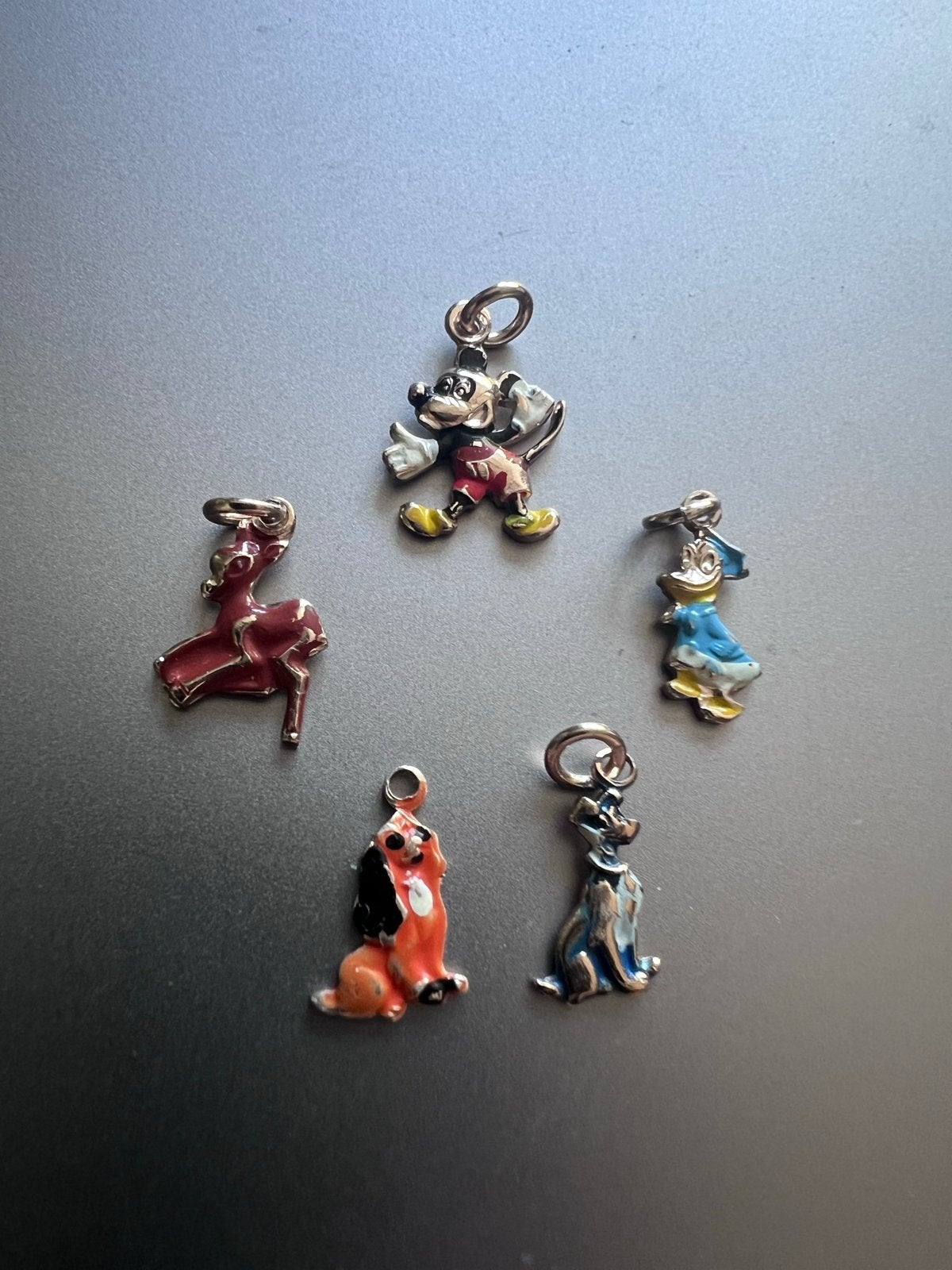 5 Disney bedeltjes: Mickey, Donald, Bambi, Lady en Vagebond, Overige merken, Overige materialen, Gebruikt, Ophalen of Verzenden