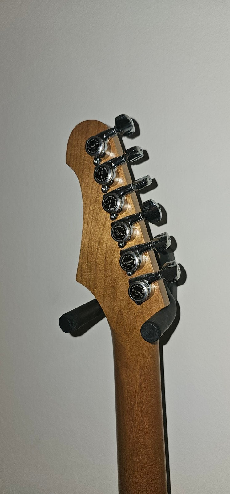 Foto 5 van JET Guitars JS-300 met nieuwe locking tuners en gitaartas