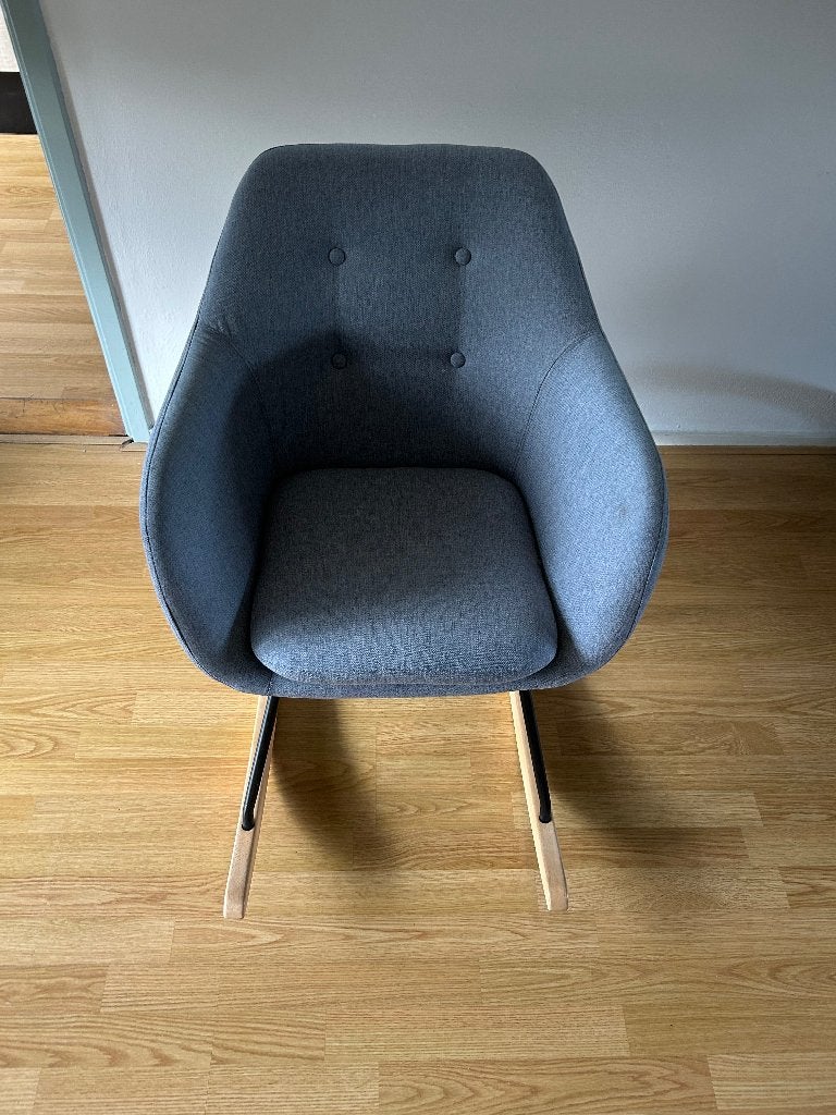 Schommelstoel grijs stof met houten onderstel, Ophalen, Modern, Scandinavisch, Hout, Zo goed als nieuw
