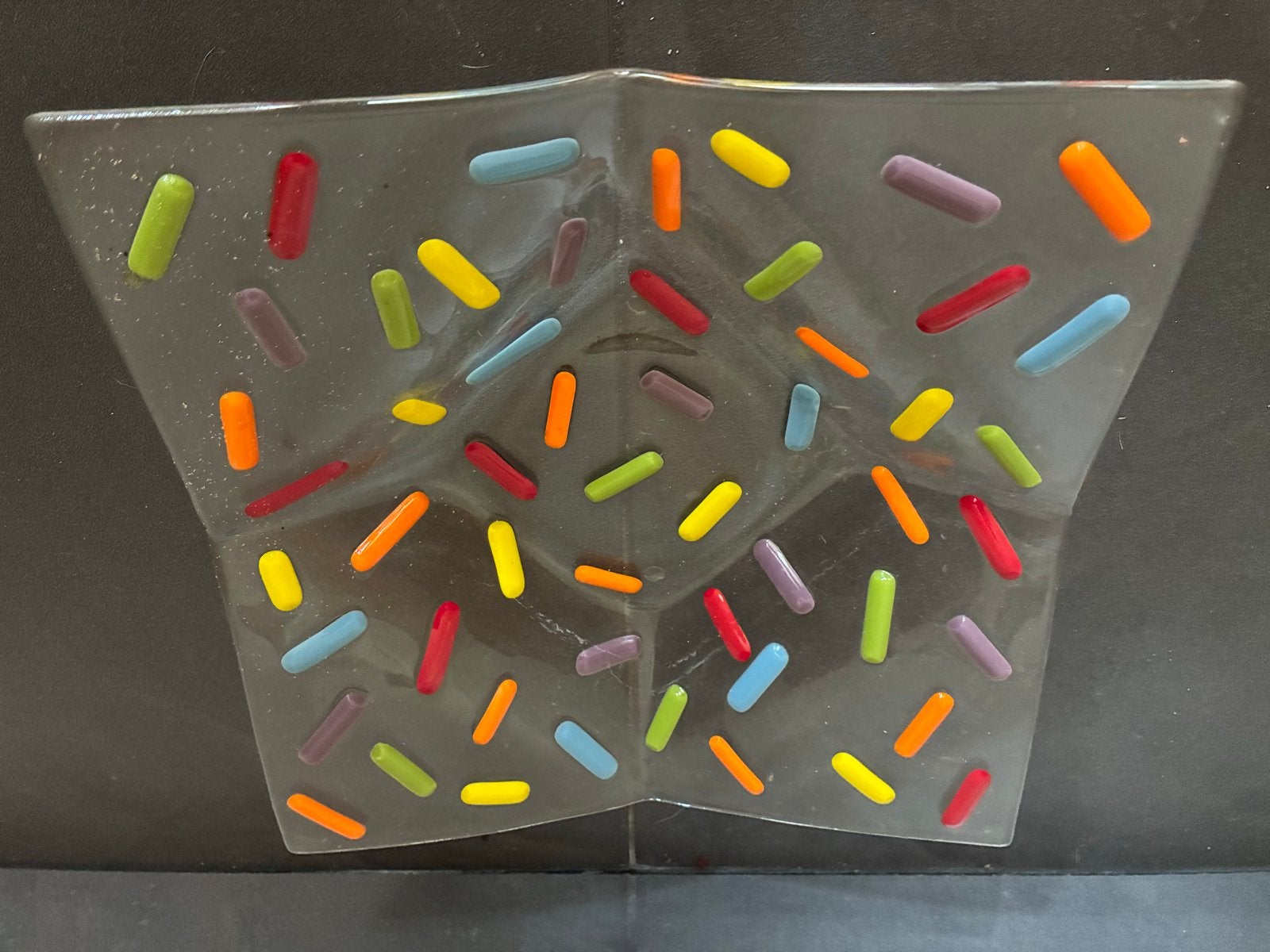 Glazen schaal 30x30cm met kleurrijke decoratie, Schaal, Vierkant, Ophalen of Verzenden, Glas