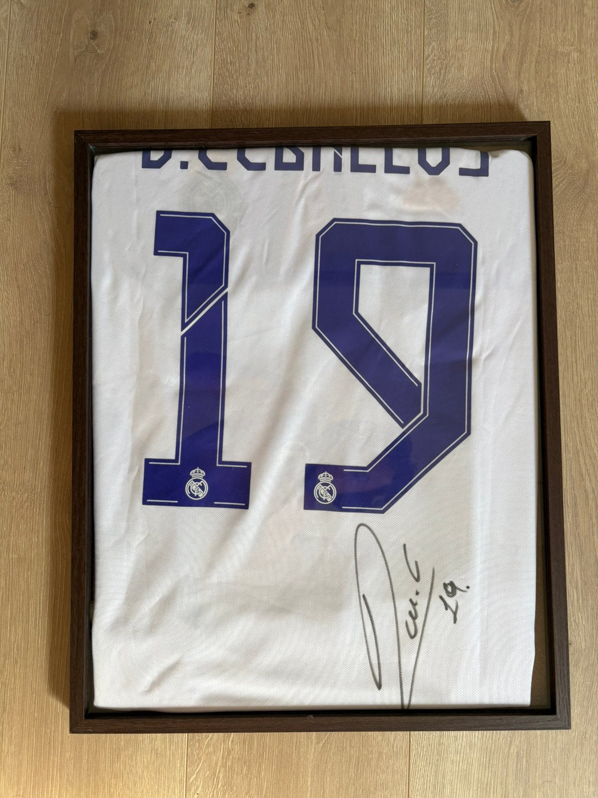 Gesigneerde voetbal shirtje, Ophalen, Zo goed als nieuw, Buitenlandse clubs