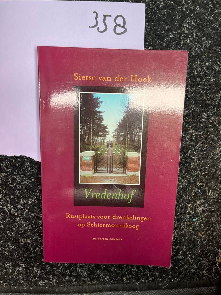 Vredenhof: Rustplaats voor drenkelingen op Schiermonnikoog, Boeken, Ophalen of Verzenden, 20e eeuw of later, Zo goed als nieuw