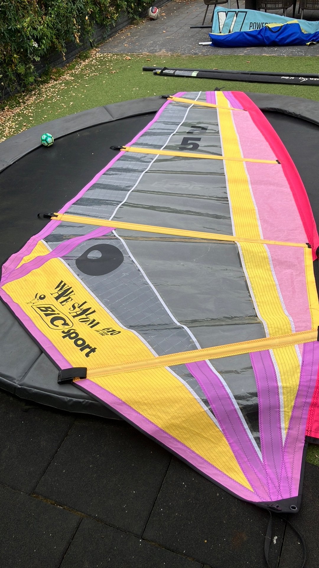 2 Windsurfzeil Bicsport Wave Slalom 6.1 en Mistral 5.7 beide, Ophalen, Zeil