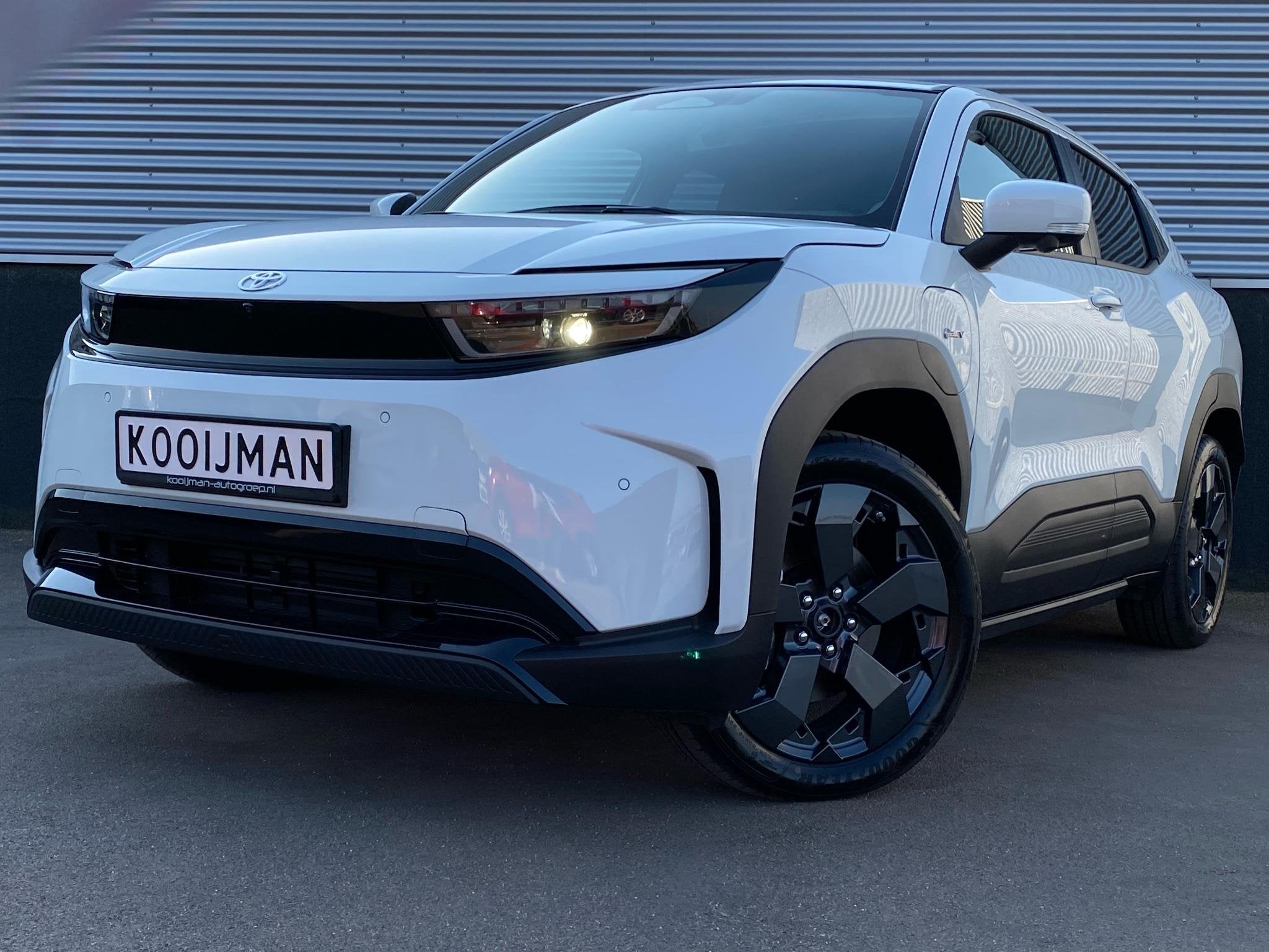 Toyota Urban Cruiser Executive 61 kWh Nieuw! uit voorraad le, Auto's, Wit, 360 min, Urban Cruiser, SUV of Terreinwagen
