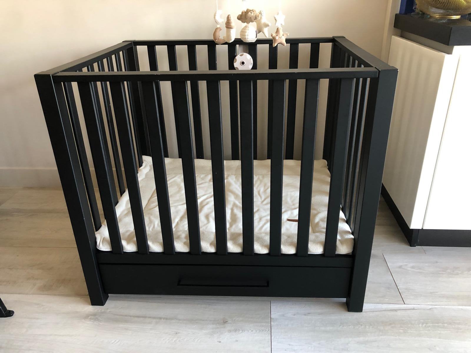 Zwarte baby box met lade incl. Muziekmobiel en deken, Kinderen en Baby's, Ophalen, Zo goed als nieuw, Lade