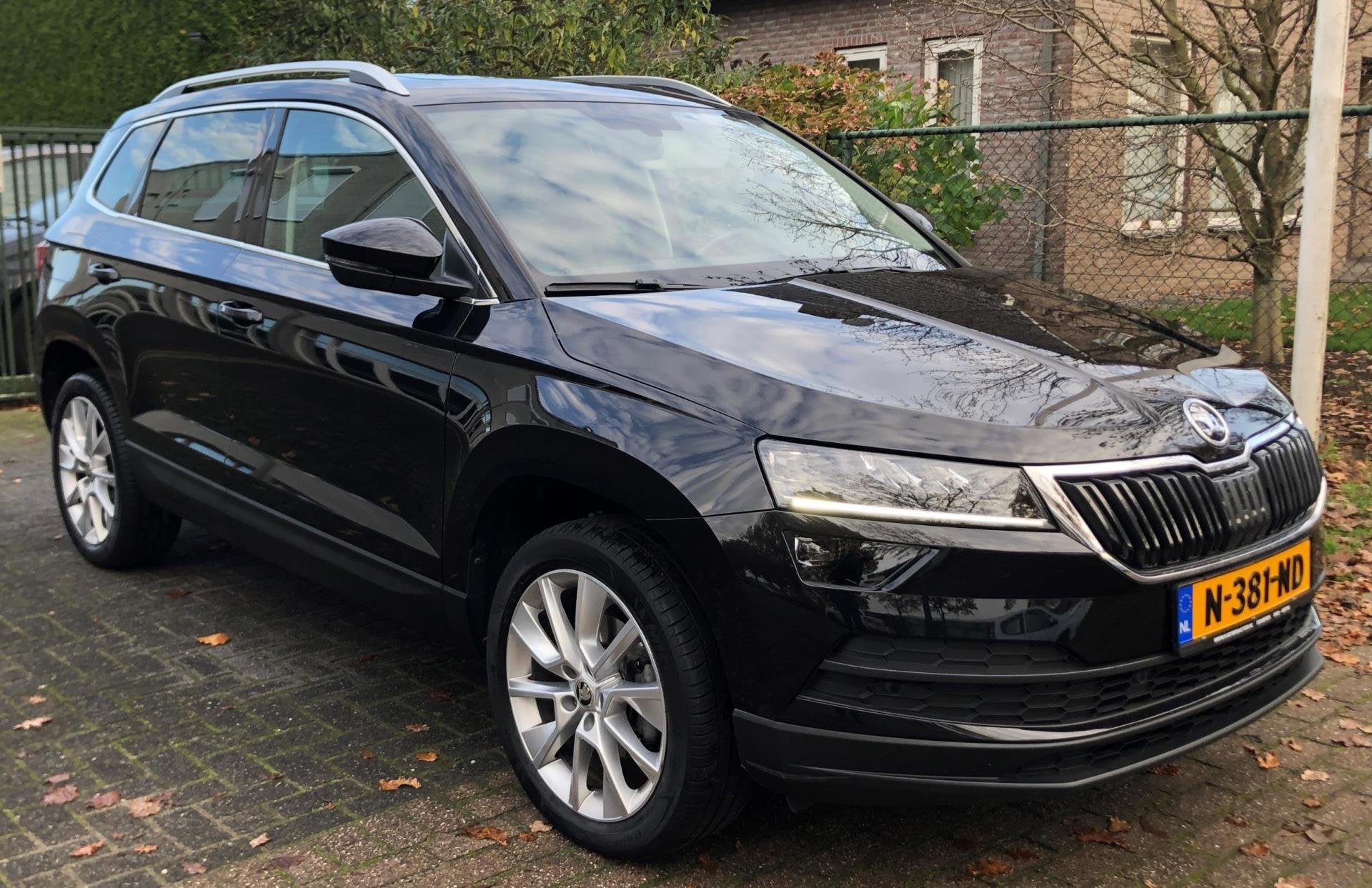 Skoda Karoq 1.5 TSI ACT Style Business Panoramadak Leer Trek, Auto's, 4 cilinders, Zwart, Bedrijf, 690 kg