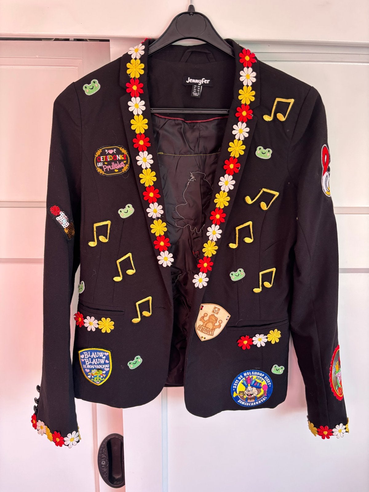 Carnavalsjasje met vrolijke emblemen en bloemen, Carnaval, Ophalen of Verzenden, Zo goed als nieuw, Kleding