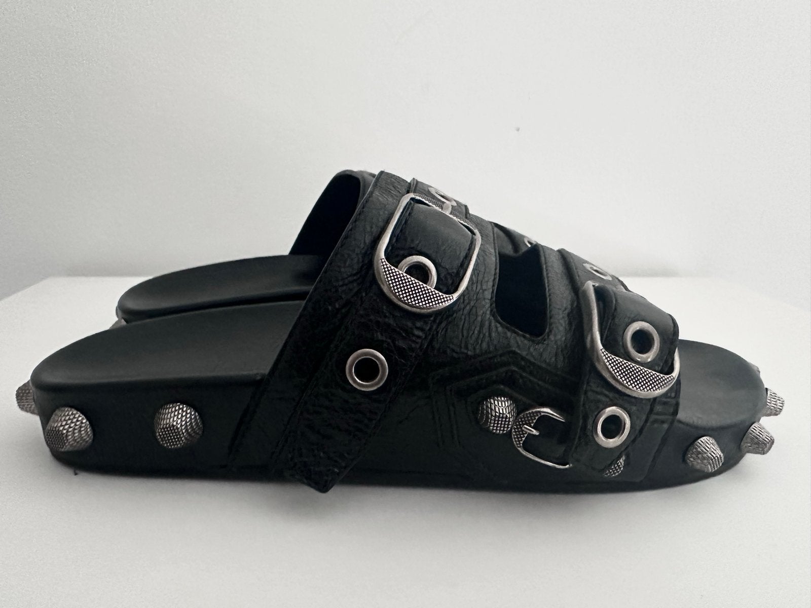 Balenciaga ‘Cagole’ slides - Maat 44, Ophalen of Verzenden, Zo goed als nieuw, Zwart