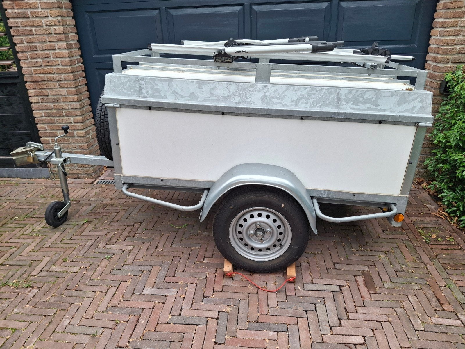 Te huur: Gesloten bagagewagen met imperiaal voor 3 fietsen