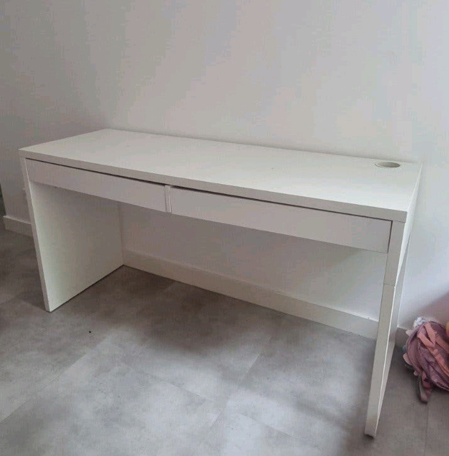 IKEA Micke bureau met lades, schade op blad, Ophalen, Gebruikt, Kabelgoot, IKEA