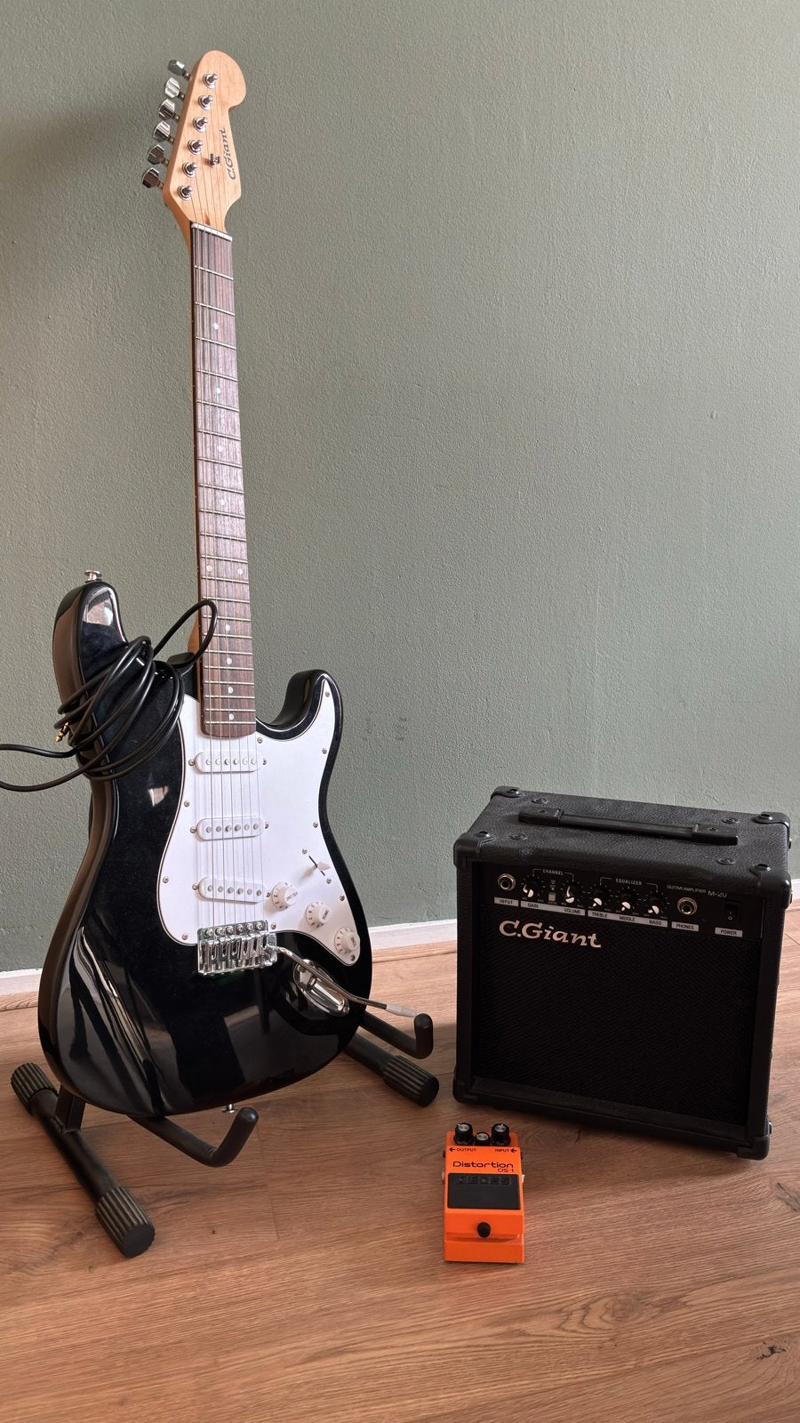 C.Giant Elektrische Gitaarset met versterker en BOSS DS-1, Gebruikt, Met versterker, Solid body, Ophalen