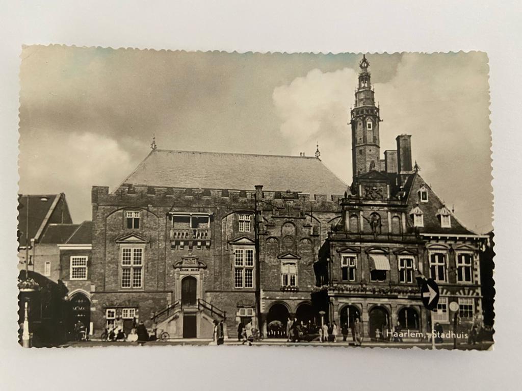 Ansichtkaart Haarlem Stadhuis, Ophalen of Verzenden, 1940 tot 1960, Gelopen, Noord-Holland