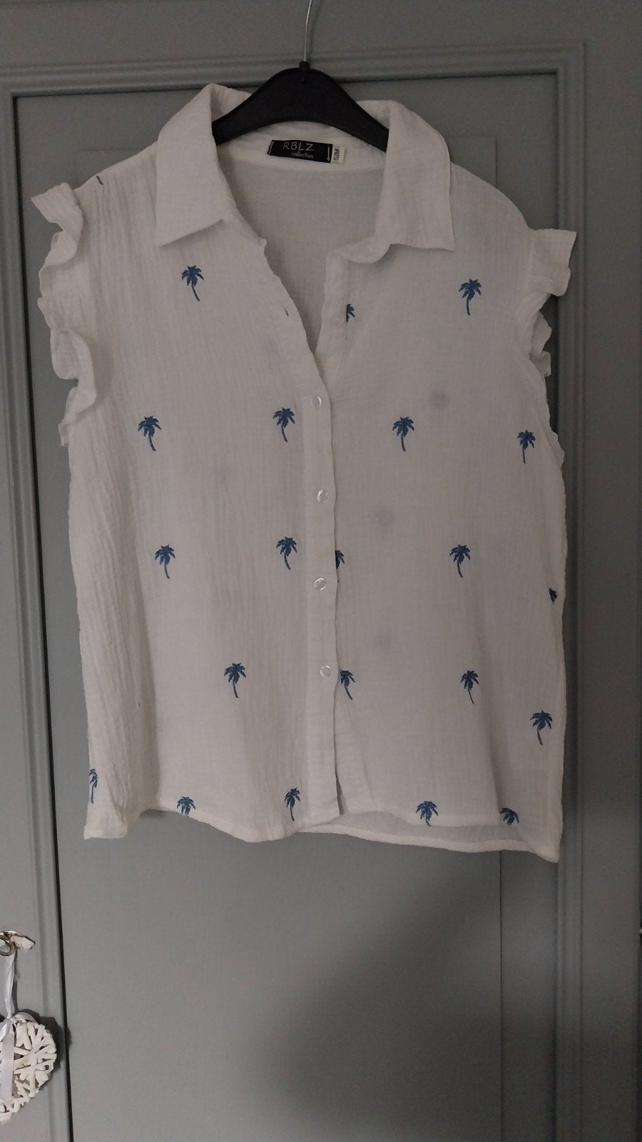 leuk Rebelz mouwloos bloesje, ruches, blauwe palmboompjes, Kleding | Dames, Maat 38/40 (M), Wit, Ophalen of Verzenden, Zo goed als nieuw