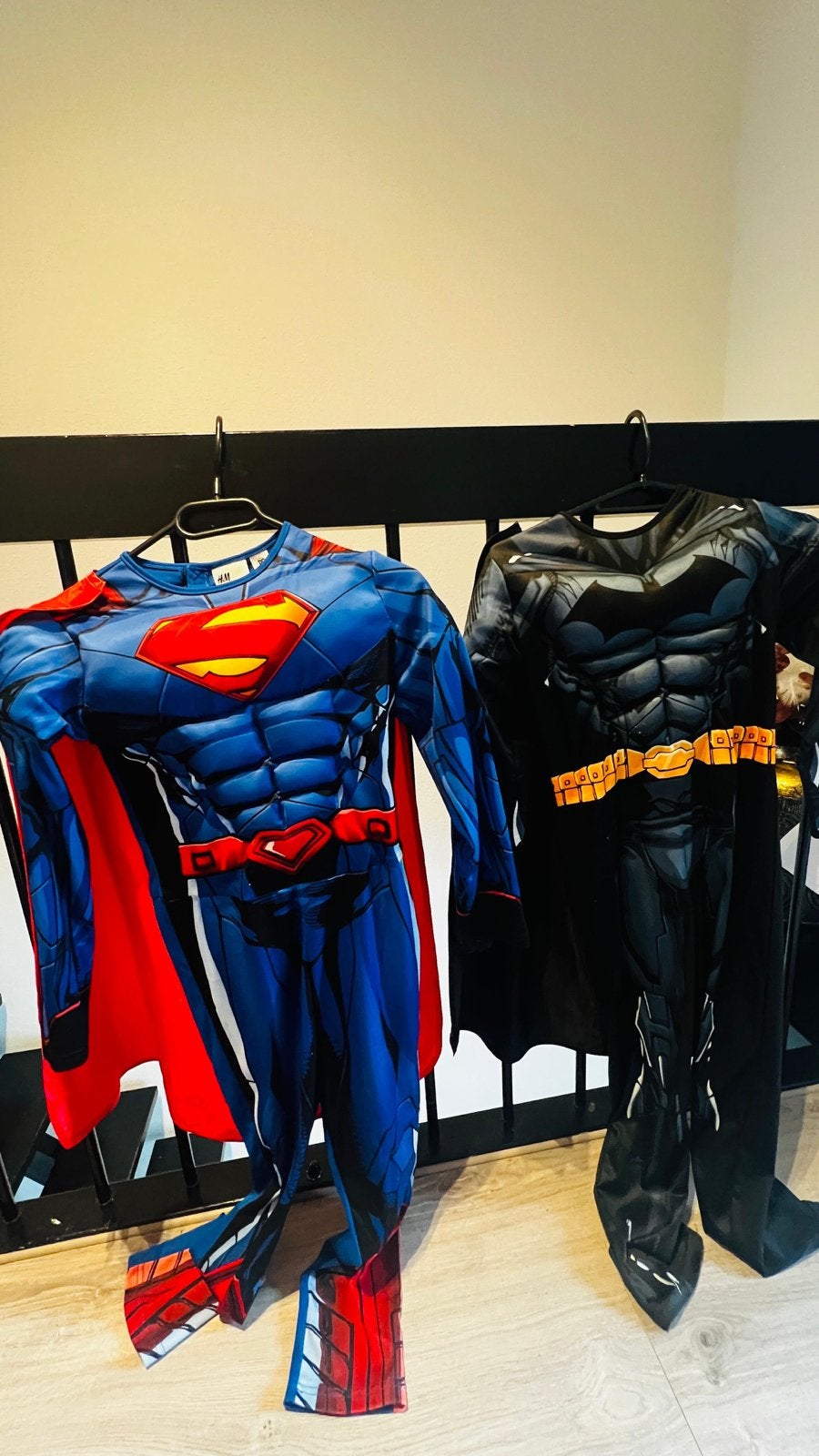 H&M Superman & Batman kostuums - Maat 122/128 (6-8 jaar), Kinderen en Baby's, Carnavalskleding en Verkleedspullen, Ophalen of Verzenden
