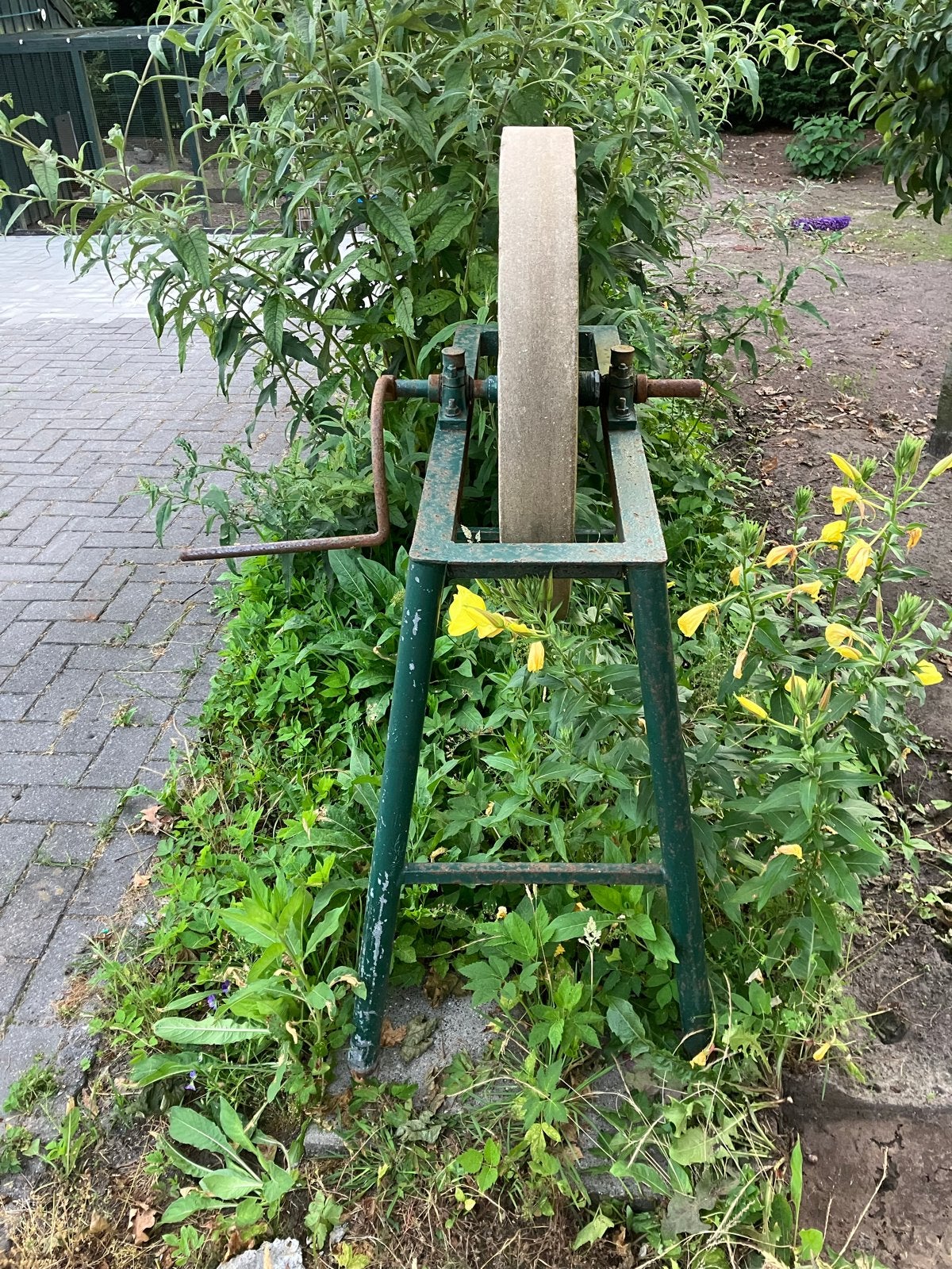 Antieke slijpsteen op standaard - Handbediend, Antiek en Kunst, Ophalen