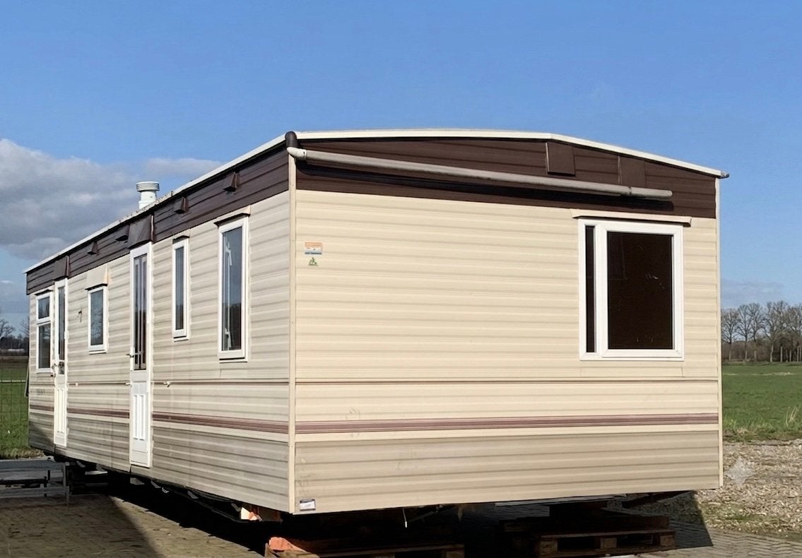 Complete, nette stacaravan + vernieuwde unit (74 m²)