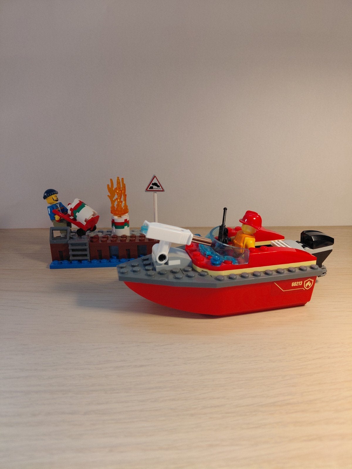 Lego 60213 Dock Site Fire, Kinderen en Baby's, Speelgoed | Duplo en Lego, City, Lego, Ophalen of Verzenden, Zo goed als nieuw