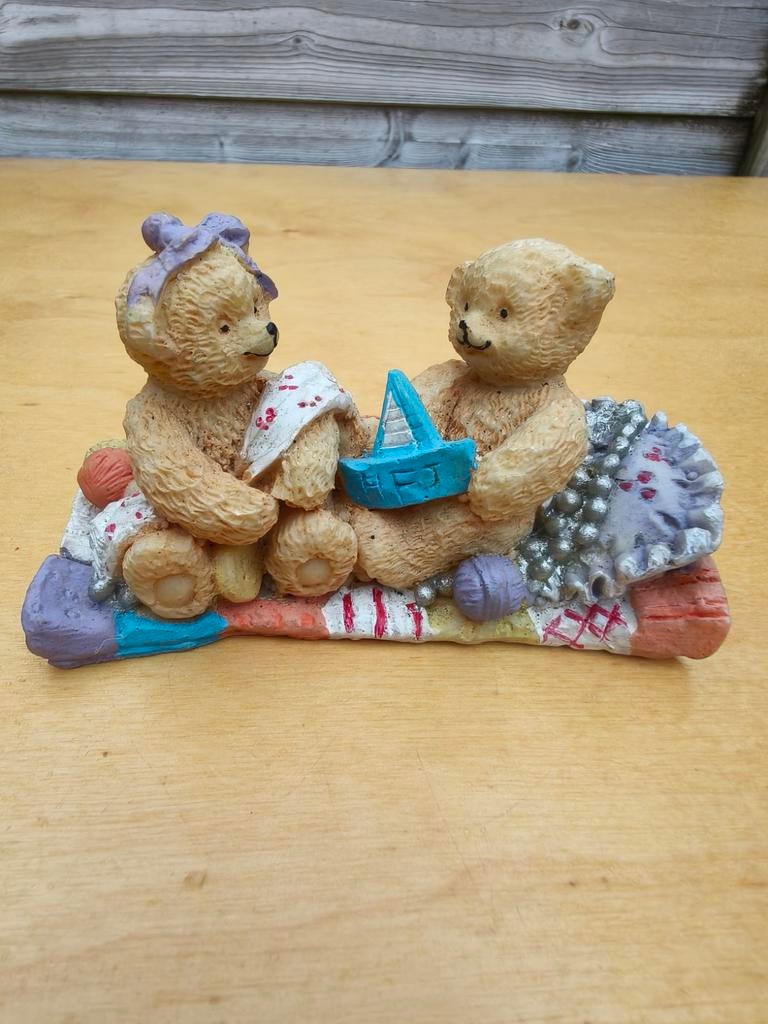 Beeldje zittende beertjes., Verzamelen, Beren en Cherished Teddies, Ophalen of Verzenden, Zo goed als nieuw, Beeldje, Cherished Teddies