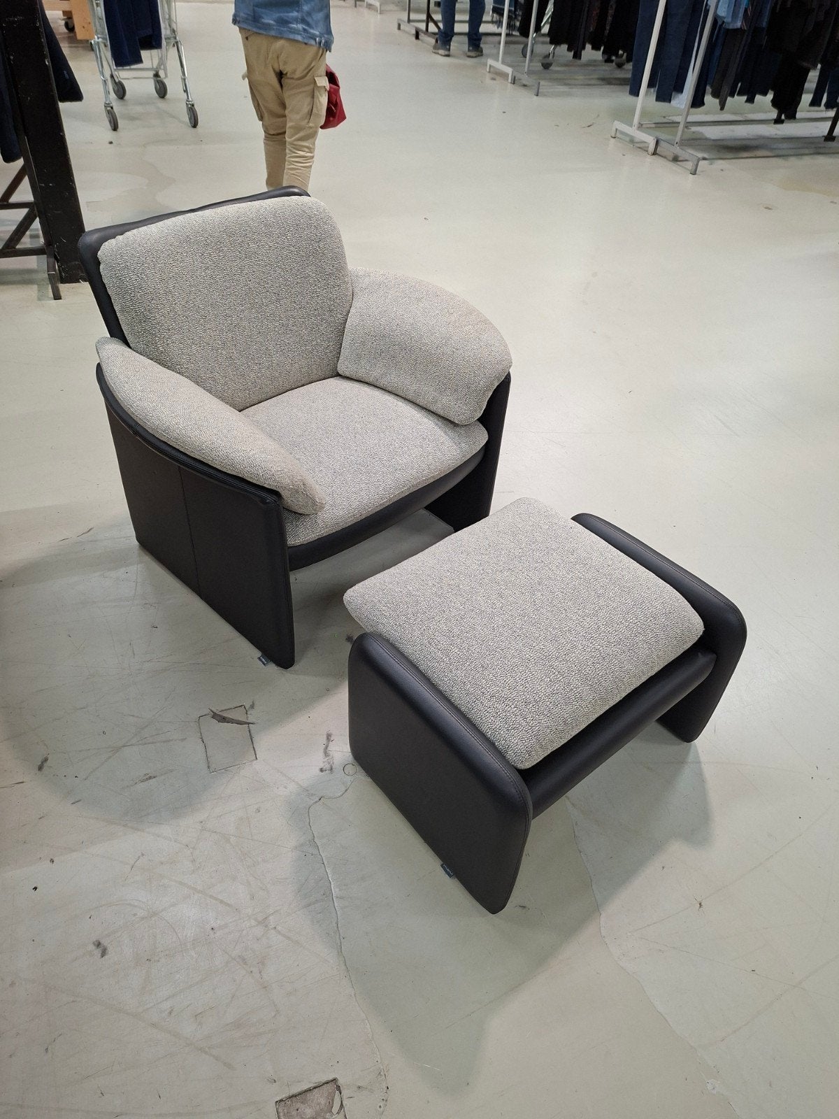 Comfortabele fauteuil met voetenbank -EVIDENCE, Onbekend, 75 tot 100 cm, Ophalen of Verzenden, Zo goed als nieuw