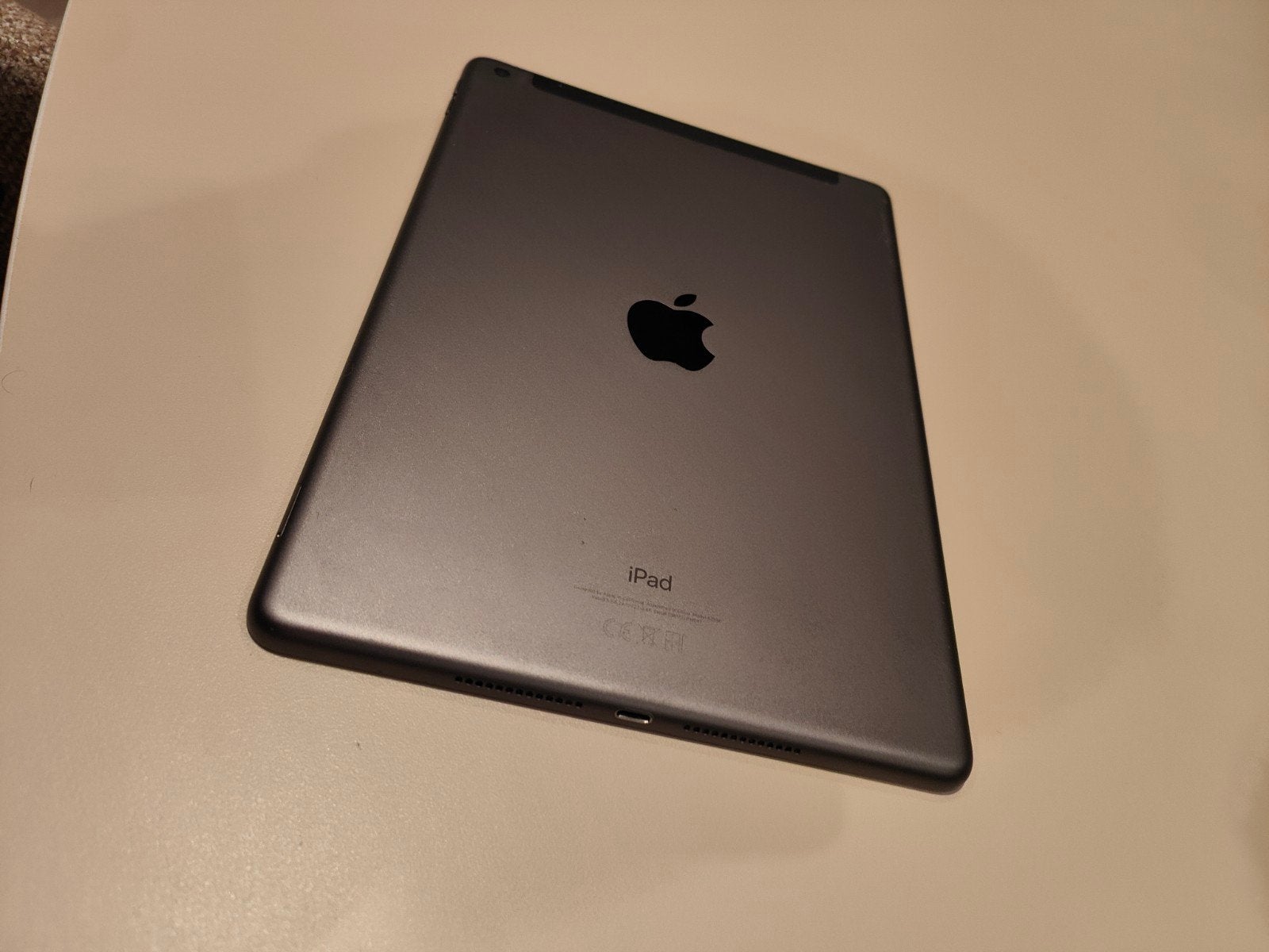 Foto 2 van Apple iPad (2019) 32GB Wi-Fi Spacegrijs