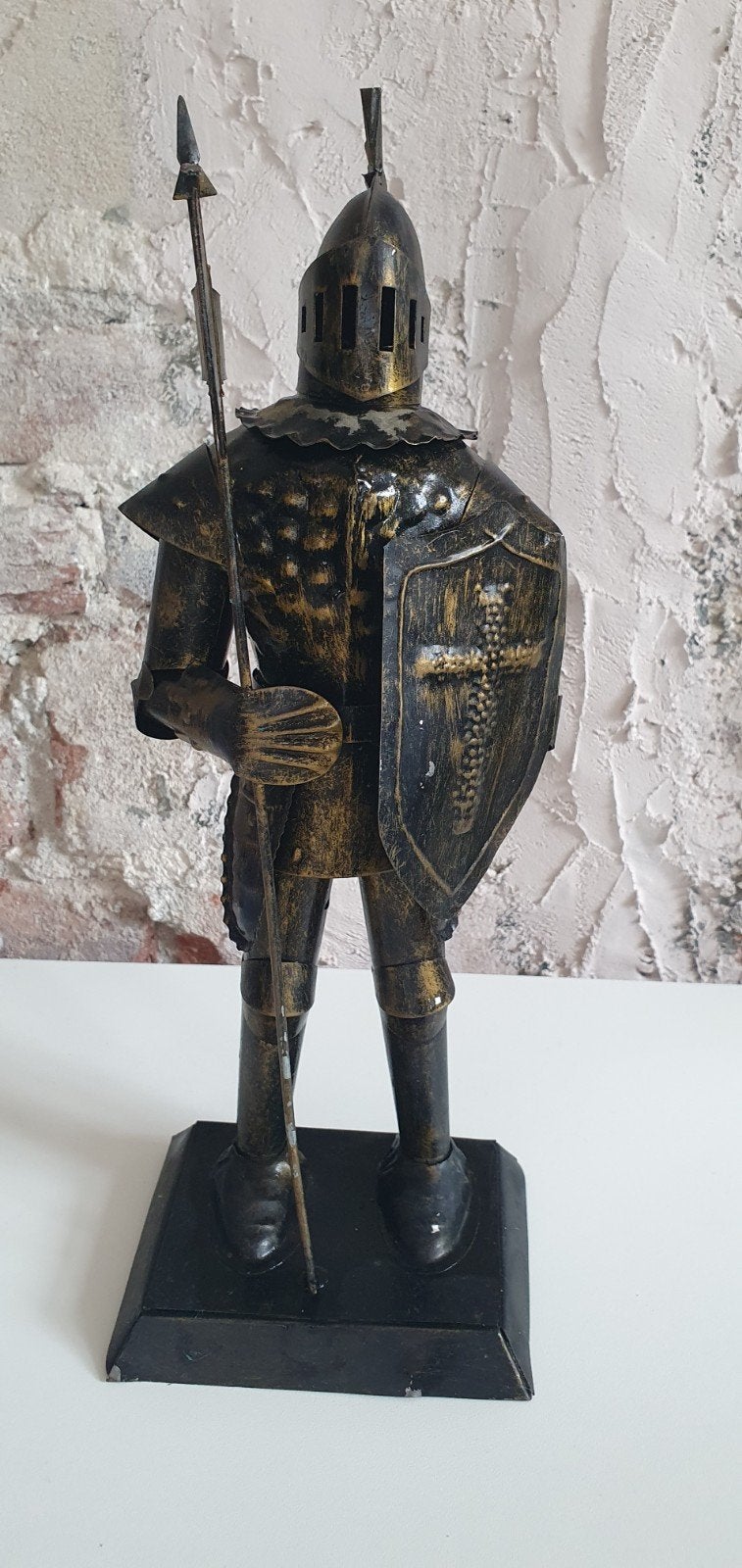 Decoratieve metalen ridder in harnas met bijl en schild, Ophalen of Verzenden