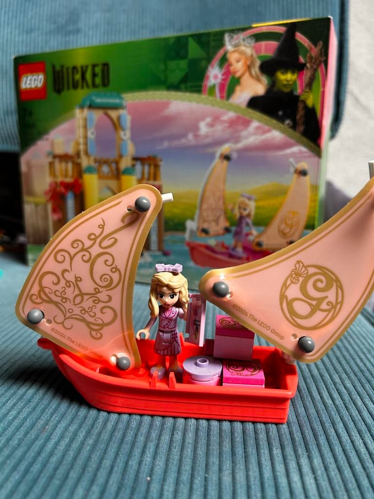 LEGO Wicked 75681: Glinda, Elphaba en Nessarose bij Shiz Uni, Ophalen of Verzenden, Zo goed als nieuw