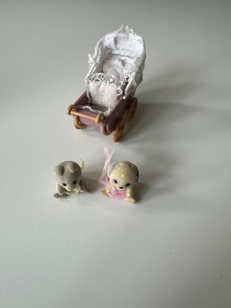 Sylvanian Families babyfiguurtjes en een kinderwagen, Verzamelen, Poppenhuizen en Toebehoren, Ophalen of Verzenden, Zo goed als nieuw